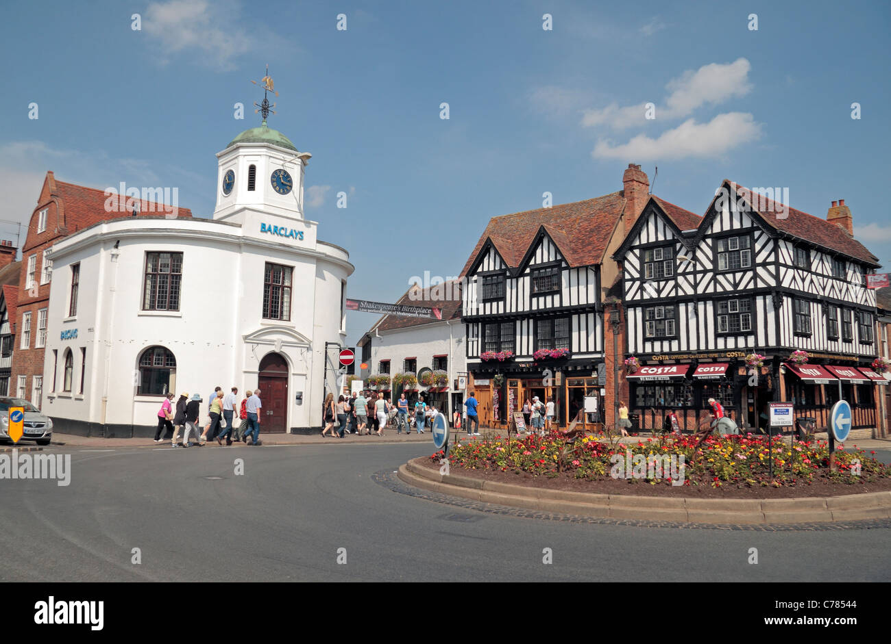 Kleine Rounsabout-Kreuzung in zentral in Stratford Upon Avon, Warwickshire, UK. Stockfoto
