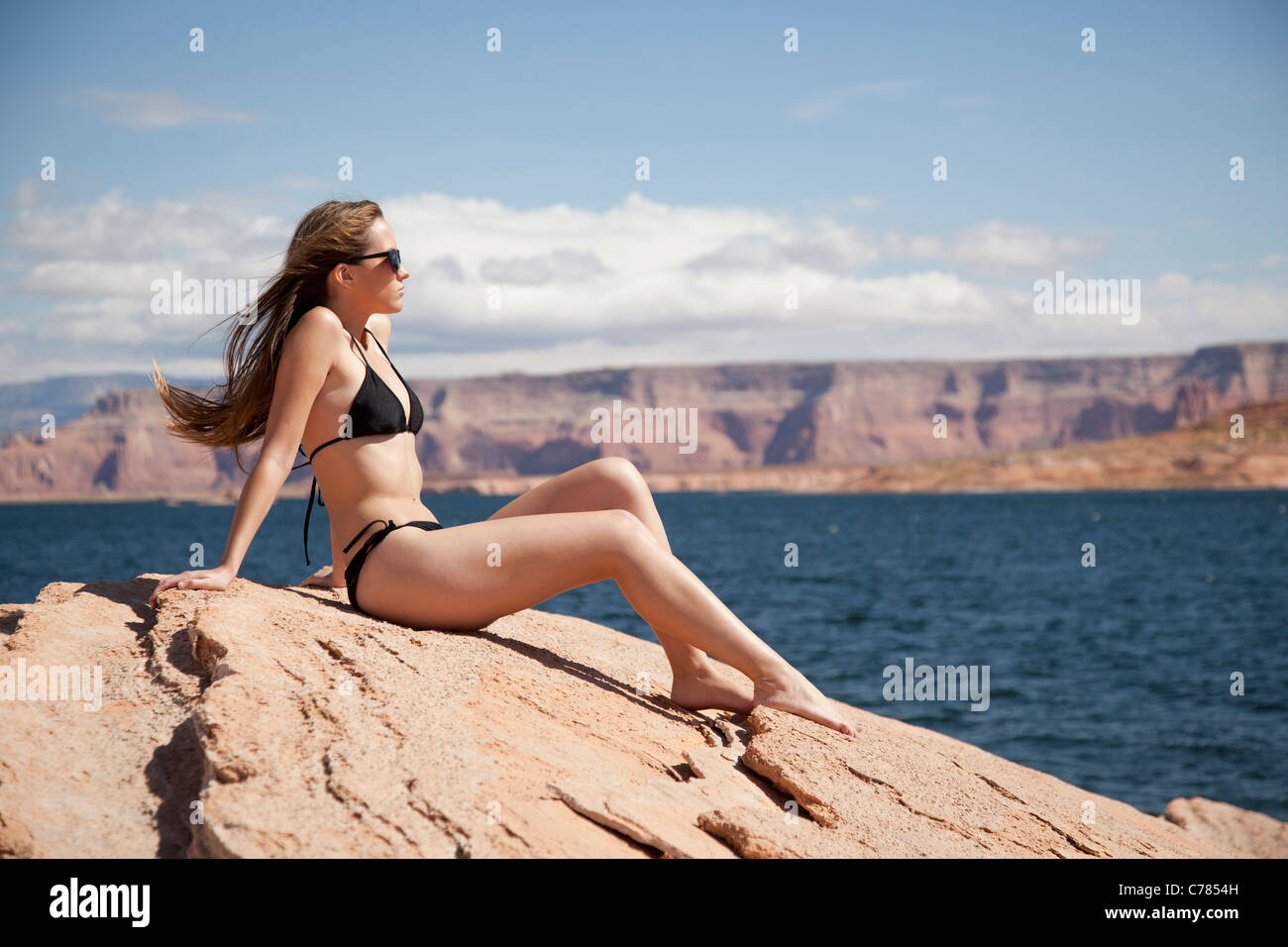 USA, Utah, Lake Powell, junge Frau mit Bikini Sonnenbaden und wegsehen Stockfoto