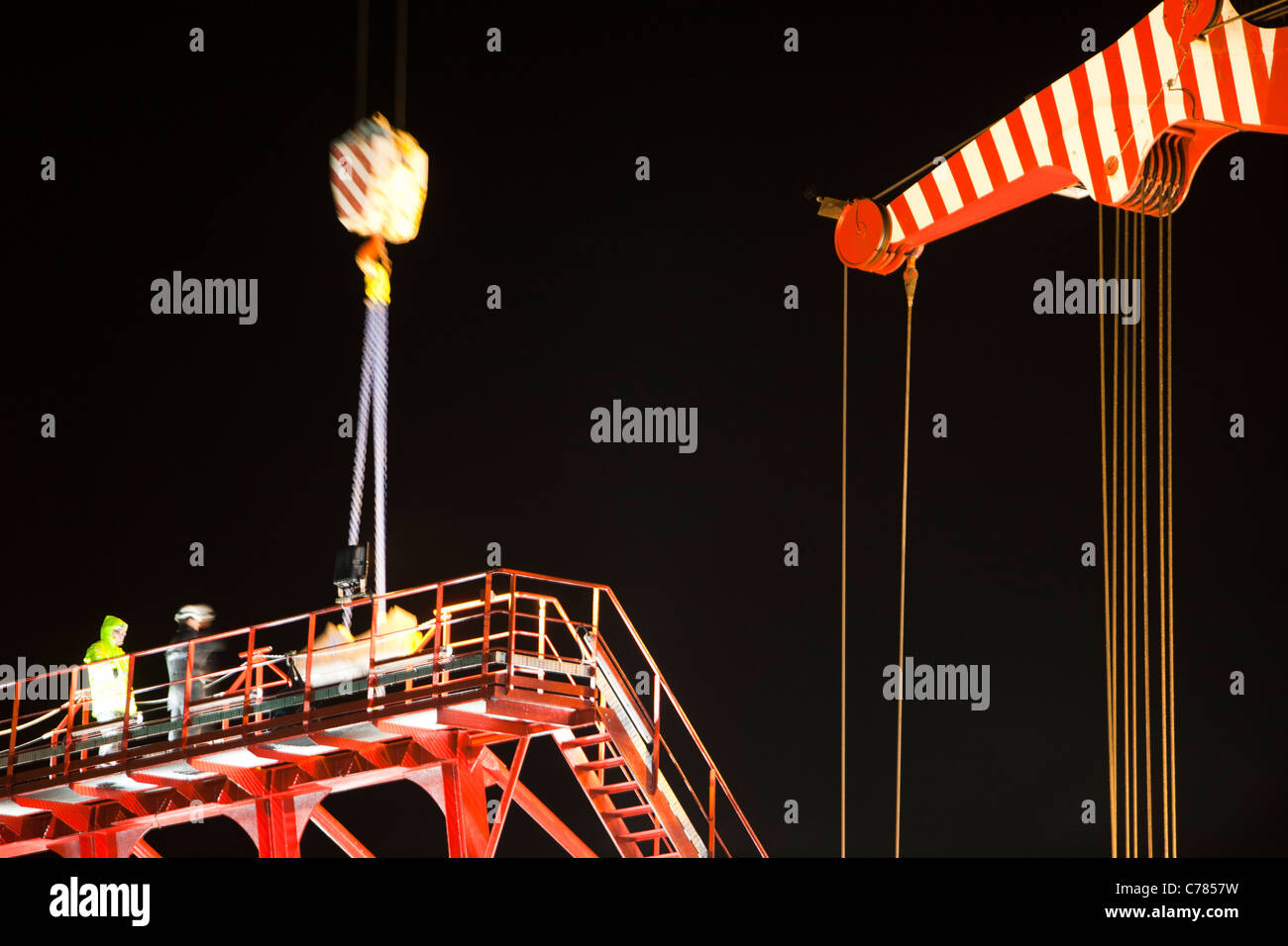 Zusatzlösungen Rotorblätter auf ein Aufbocken Lastkahn in Mostyn, für den Offshore-Windpark Walney. Stockfoto
