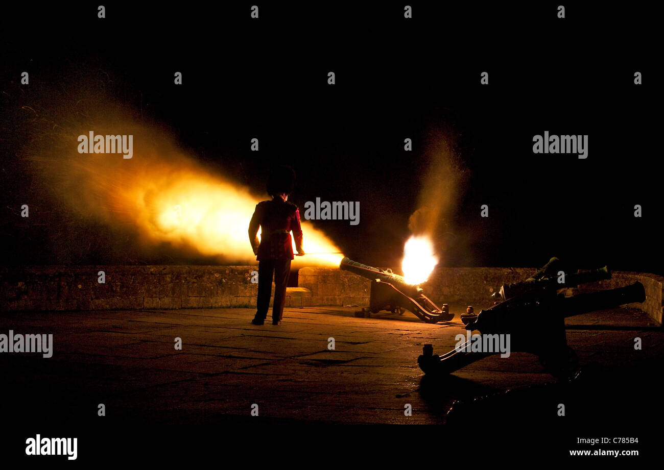 Kanone feuern auf Belvoir Castle in der Nacht mit massiven Flamme Explosion aus der Mündung Stockfoto