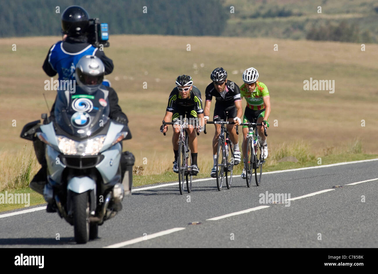 4 Etappe der Tour of Britain Fahrrad macht seinen Weg durch die Brecon Beacons auf einer abgelegenen Straße in der Nähe von Penderyn. Stockfoto