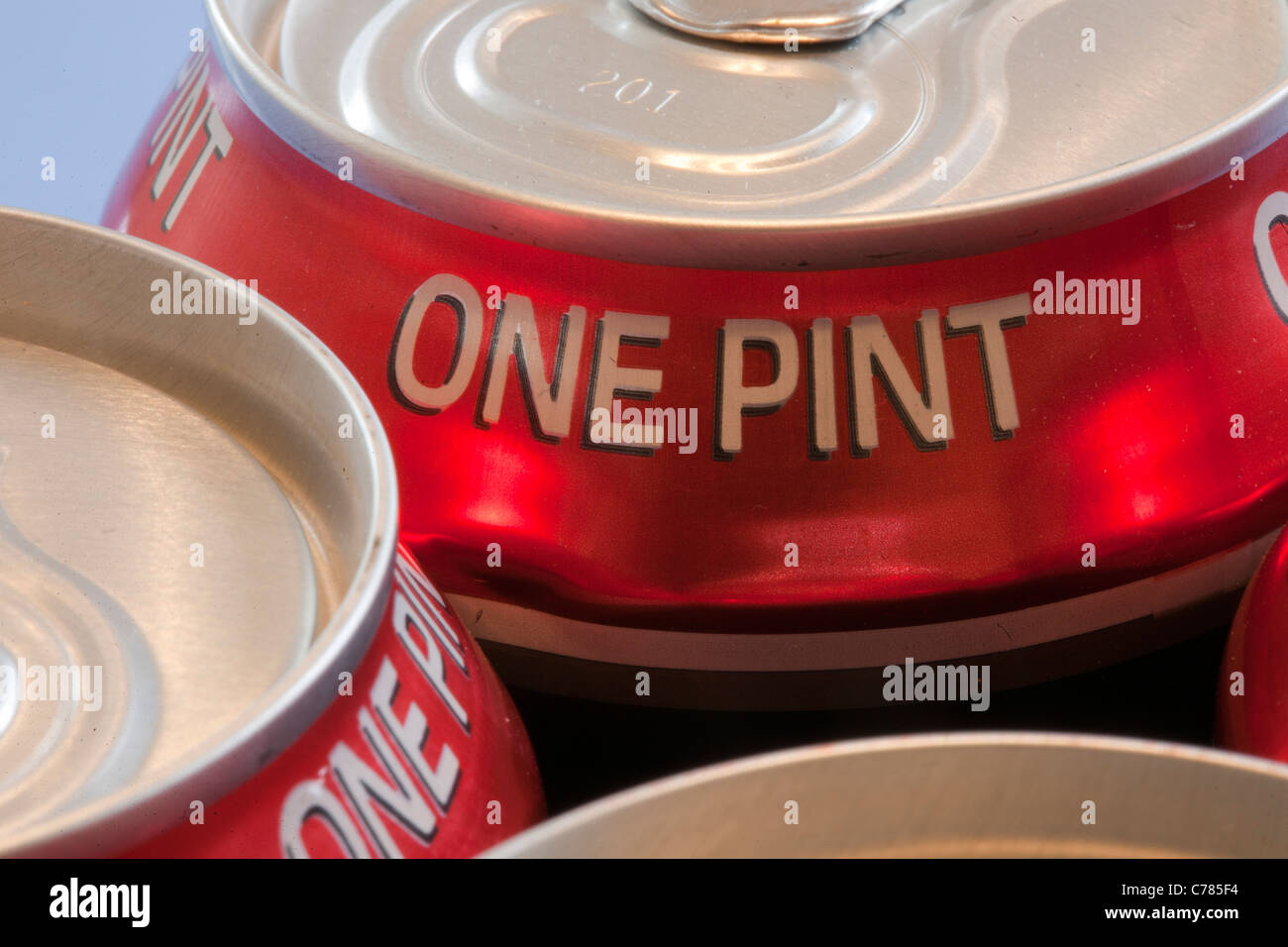 Roter Ring Pull Aluminium Cans One Pint Stockfoto