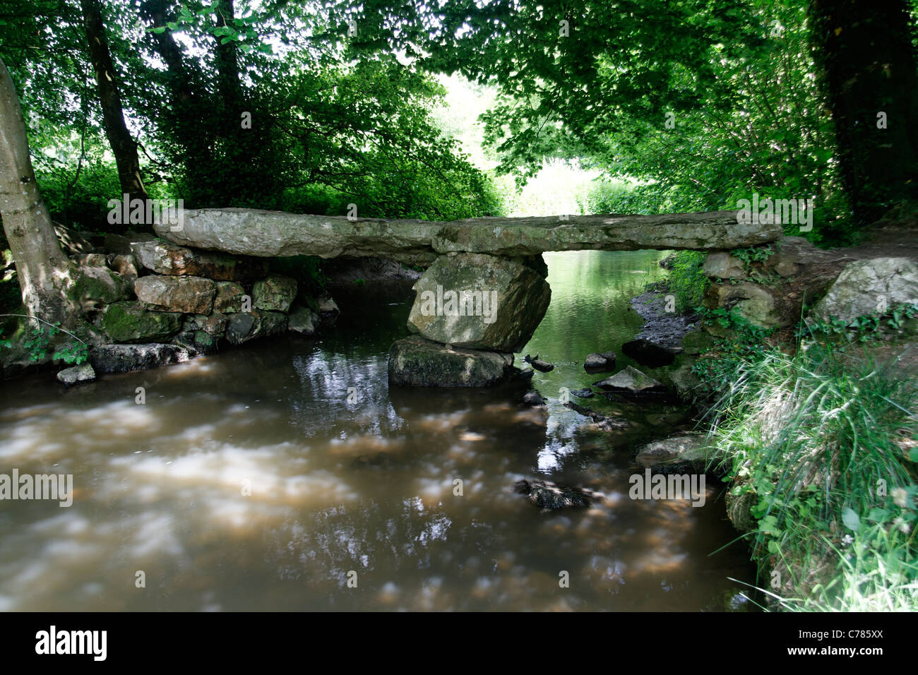 Megalithische Brücke, Fluss la Varenne, Le Chatellier (Orne, Normandie, Frankreich). Stockfoto