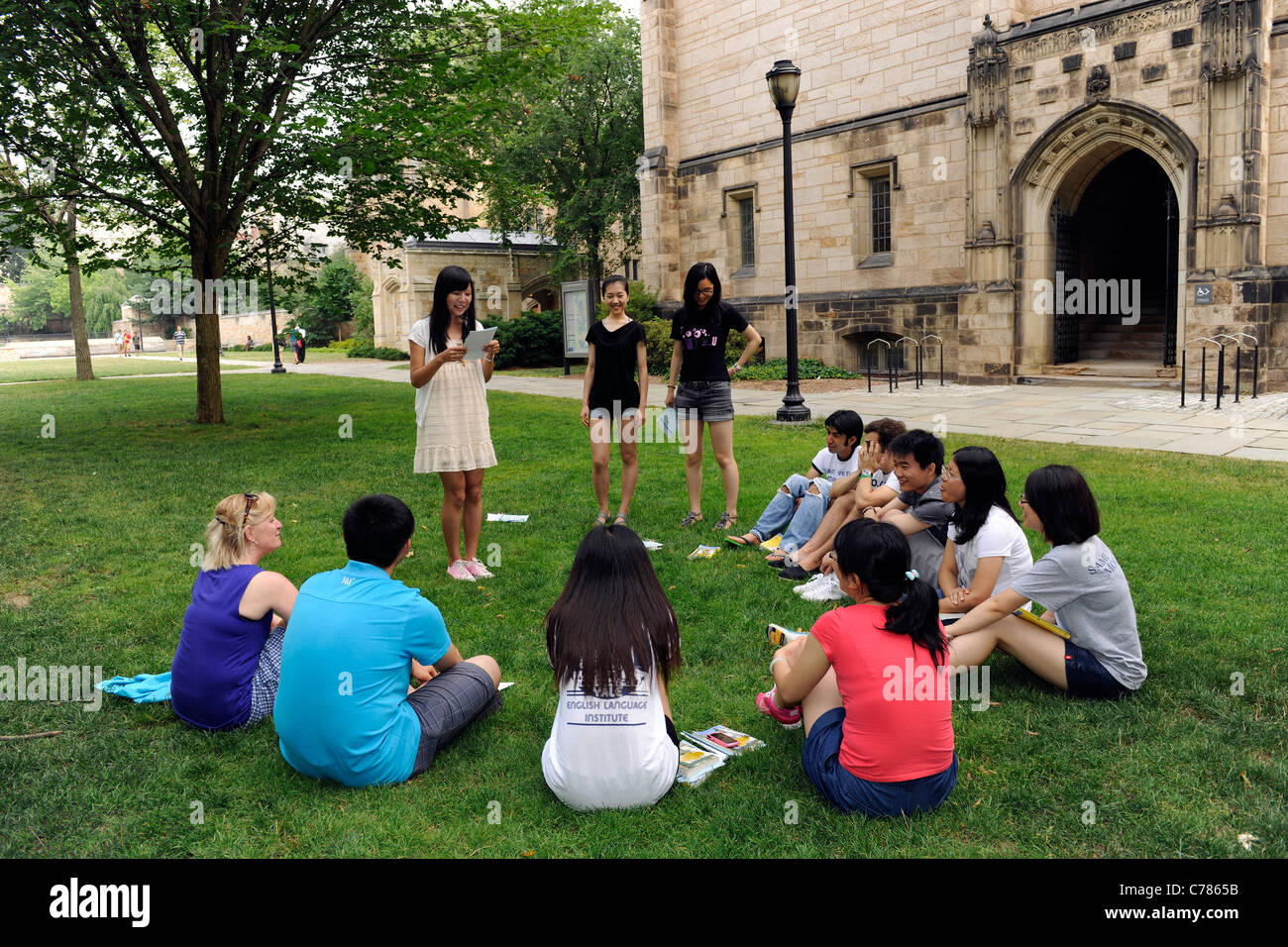Ausländische Studierende, die einen Sketch auf English Language Institute an der Yale University Summer School zu tun. Stockfoto