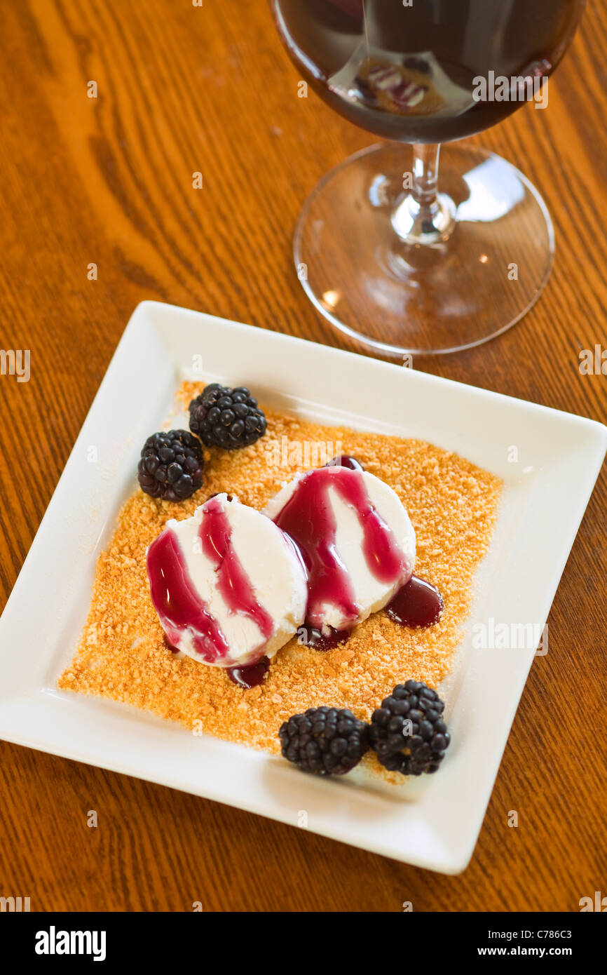 frische Chevre-Käse garniert mit Gelee auf Bett von Graham Cracker, Avant Tapas und Wein, Buellton, Santa Ynez Valley, Kalifornien Stockfoto