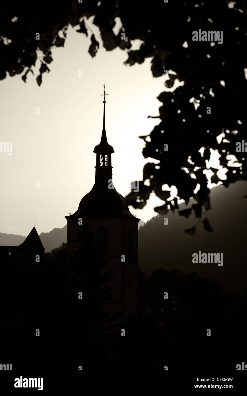 Kirchturm in Gruyeres Schweiz in den frühen Morgenstunden Stockfoto