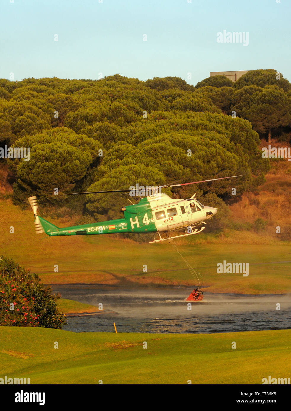 Bell 412 Hubschrauber sammeln von Löschwasser, Cabopino Golf, Costa Del Sol, Provinz Malaga, Andalusien, Südspanien, Westeuropa. Stockfoto