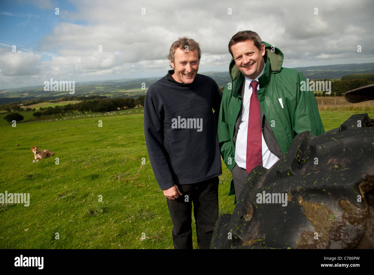 Waliser Regierung Minister ALUN DAVIES die Cambrian Mountains Initiative besuchen und Treffen mit Schafzüchter RHYS JONES Stockfoto