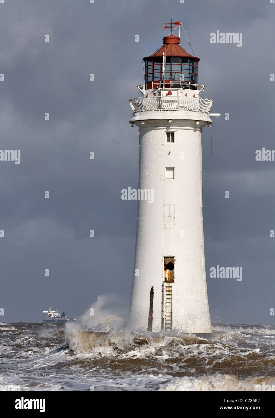 Barsch Rock New Brighton Leuchtturm fort Black Rock Liverpool Corporation Bootle Bay Merseyside Wirral UK Meer Wellen surfen lighthou Stockfoto