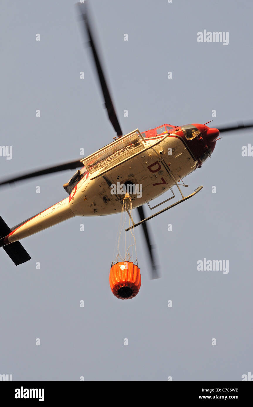 Bell 412 Hubschrauber (Registrierung N167EH) Einnahme Wasser Bürste Feuer, Cabopino Golf, Costa Del Sol, Andalusien, Spanien, Europa. Stockfoto