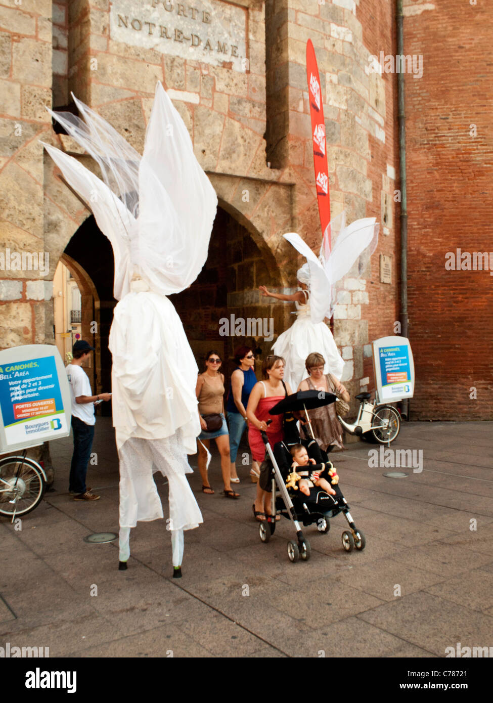 Menschen in den Straßen von Perpignan Südwest-Frankreich Stockfoto