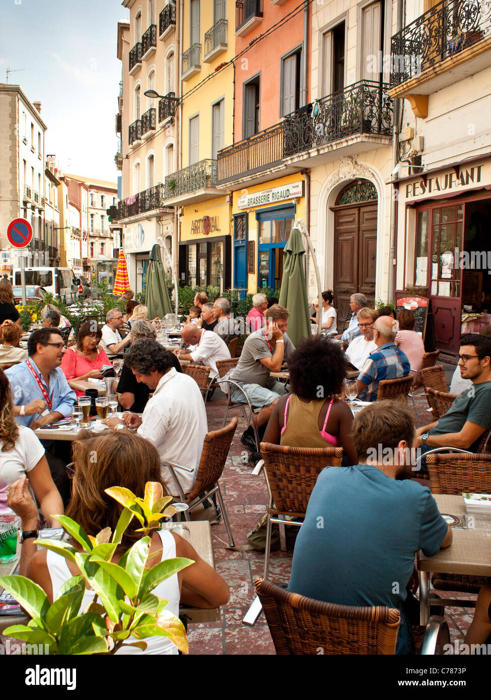 Restaurants in der alten Stadt Perpignan Frankreich professionelle wochentags von Visa pour l ' Image Foto Festival im freien Stockfoto
