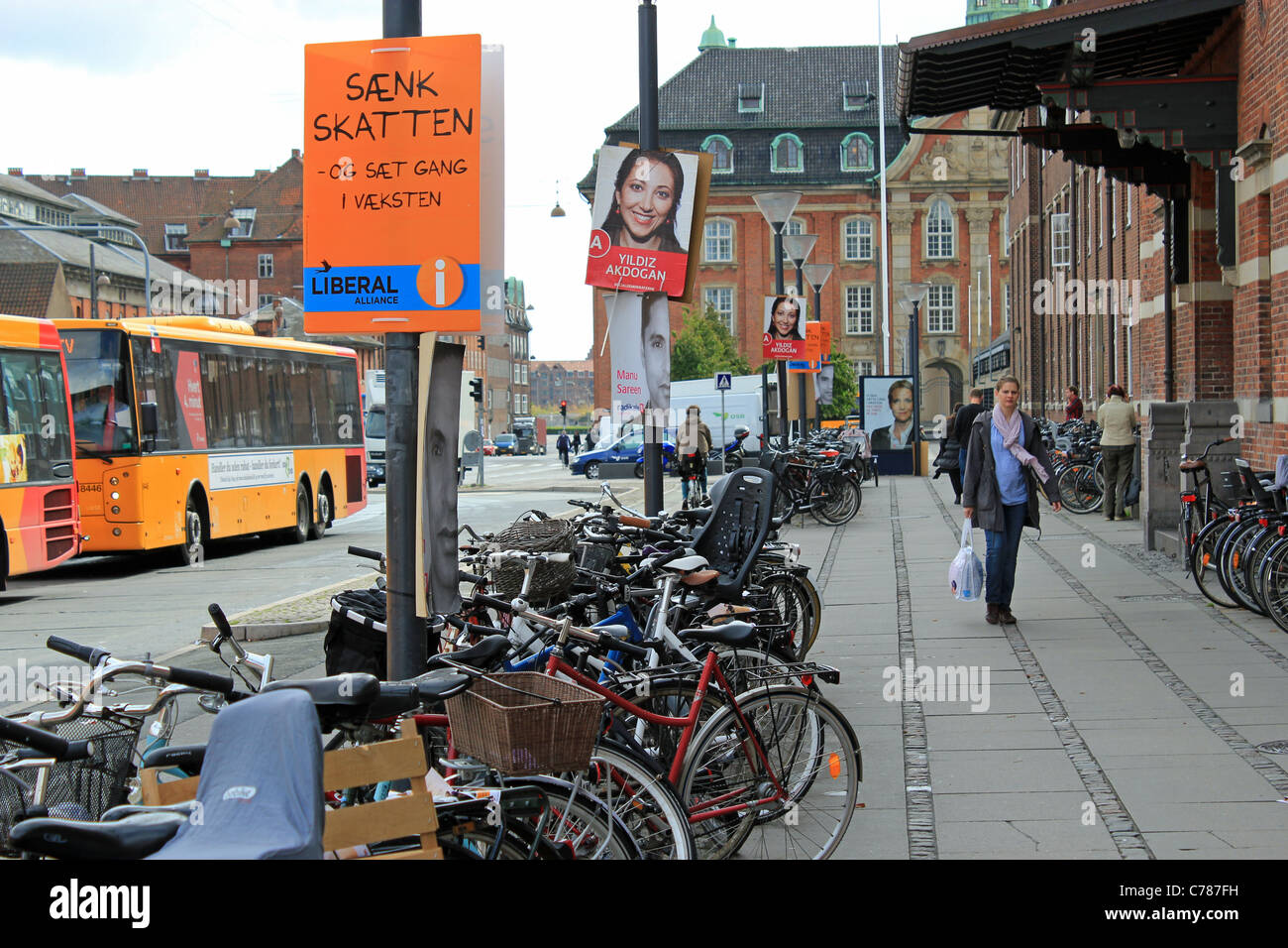 Dänischen Parlamentswahlen Poster Vorderseite des Copenhagen Hauptbahnhof Stockfoto