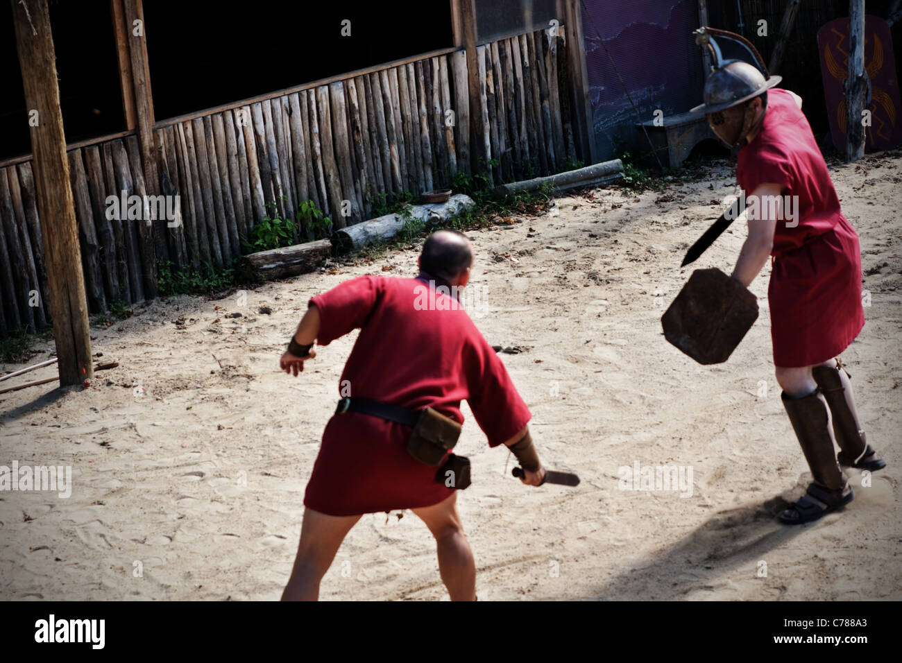 Gladiatoren in der Ausbildung tragen lila Tuniken, Sandalen und Helme, die genau die gleichen Gewichts- und Maßangaben sind. Stockfoto