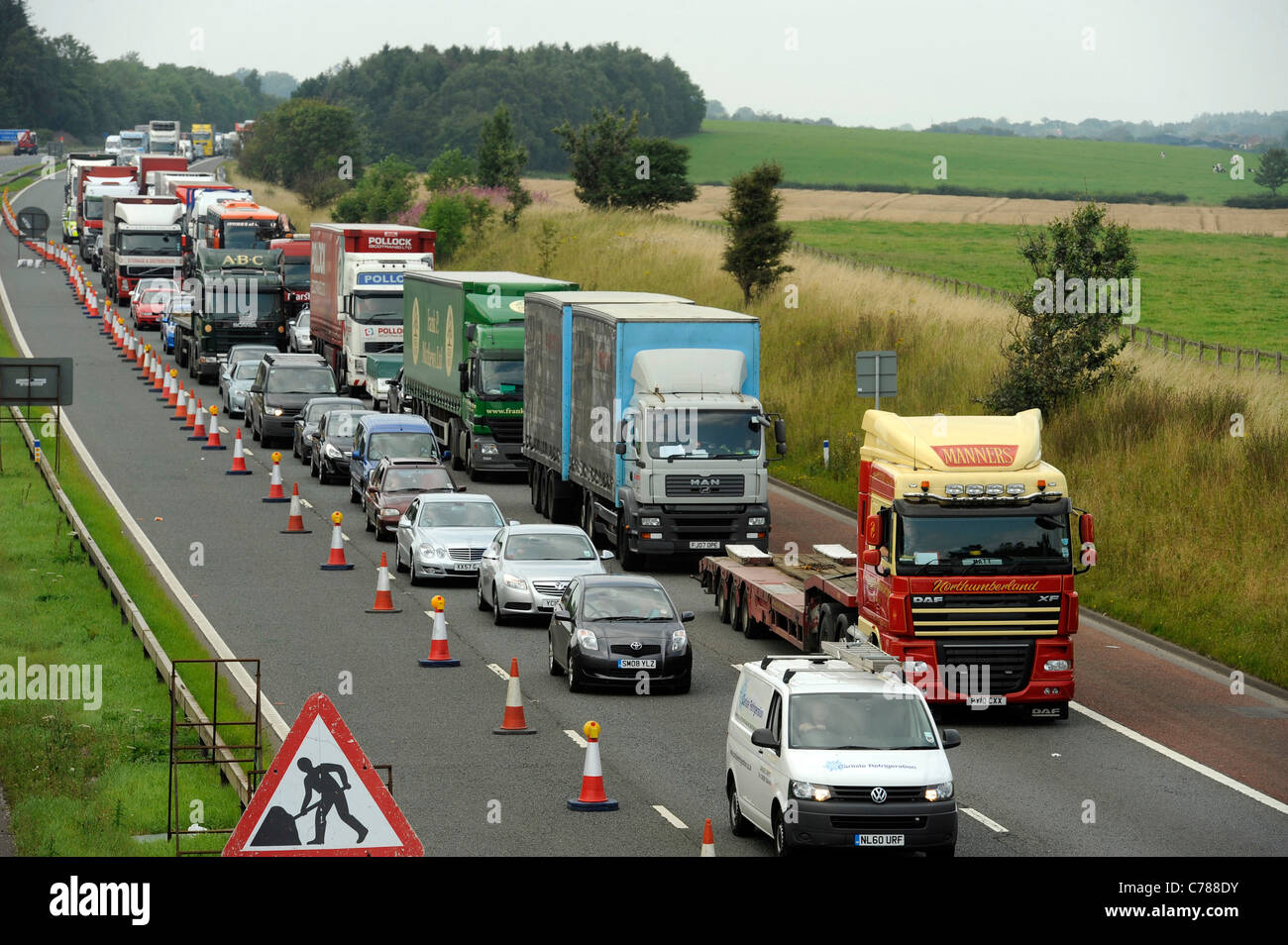 Verkehr-Warteschlange auf Autobahn in gegenläufigen wegen Straßenbauarbeiten Stockfoto