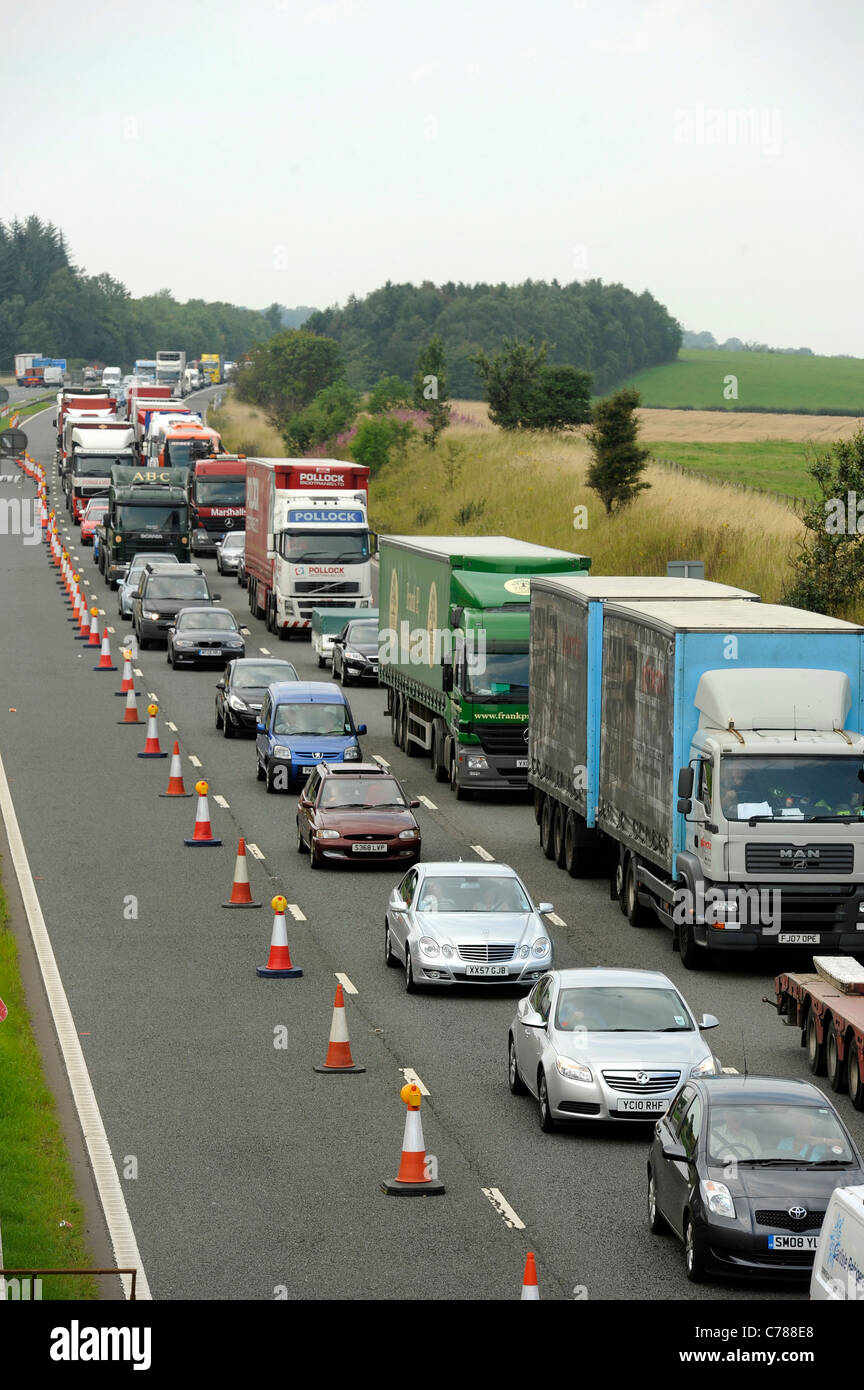 Verkehr-Warteschlange auf Autobahn in gegenläufigen wegen Straßenbauarbeiten Stockfoto
