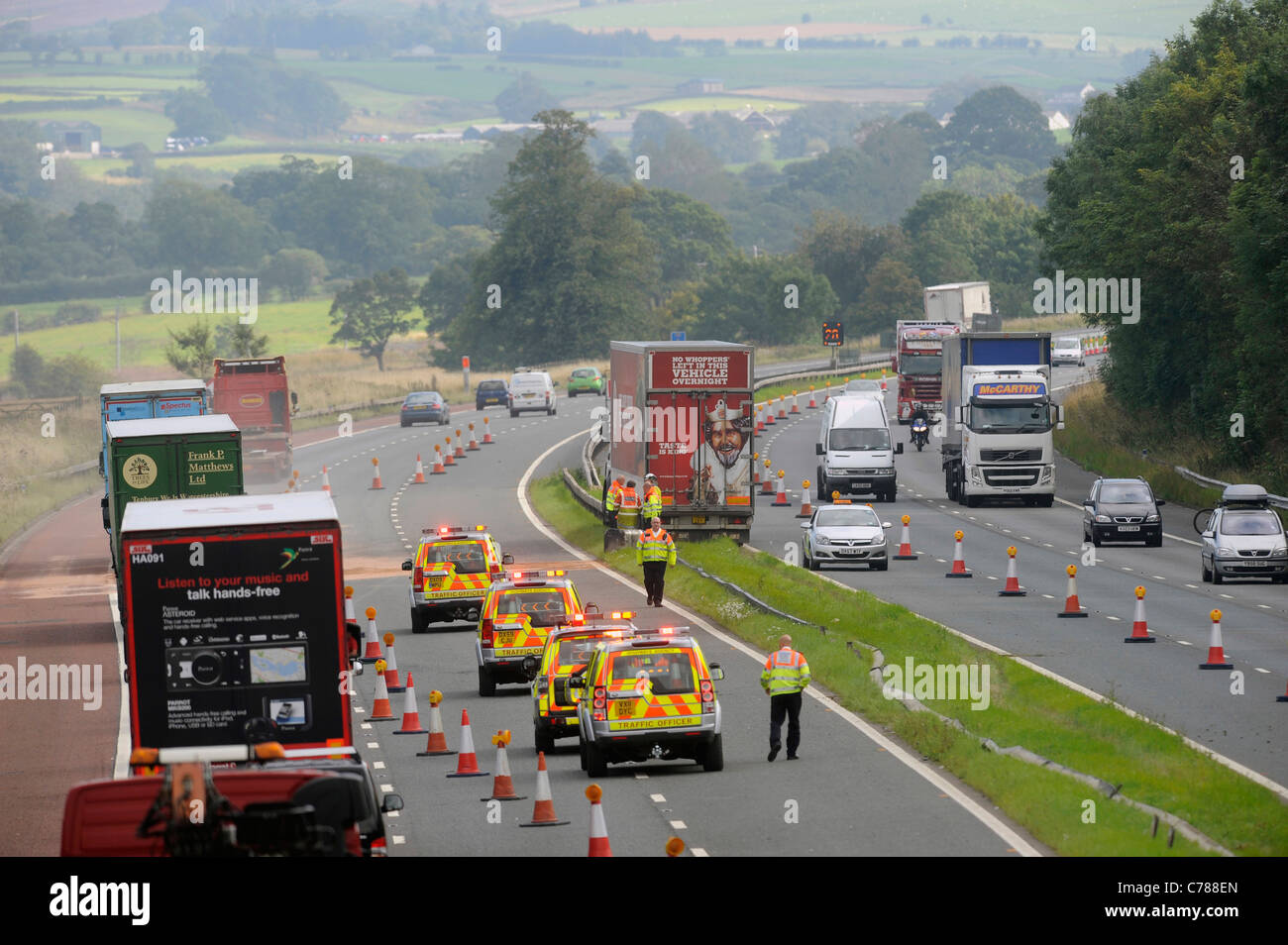 Landstraßen Agentur Traffic Officer besuchen einen Verkehrsunfall auf dem Autobahnnetz Stockfoto