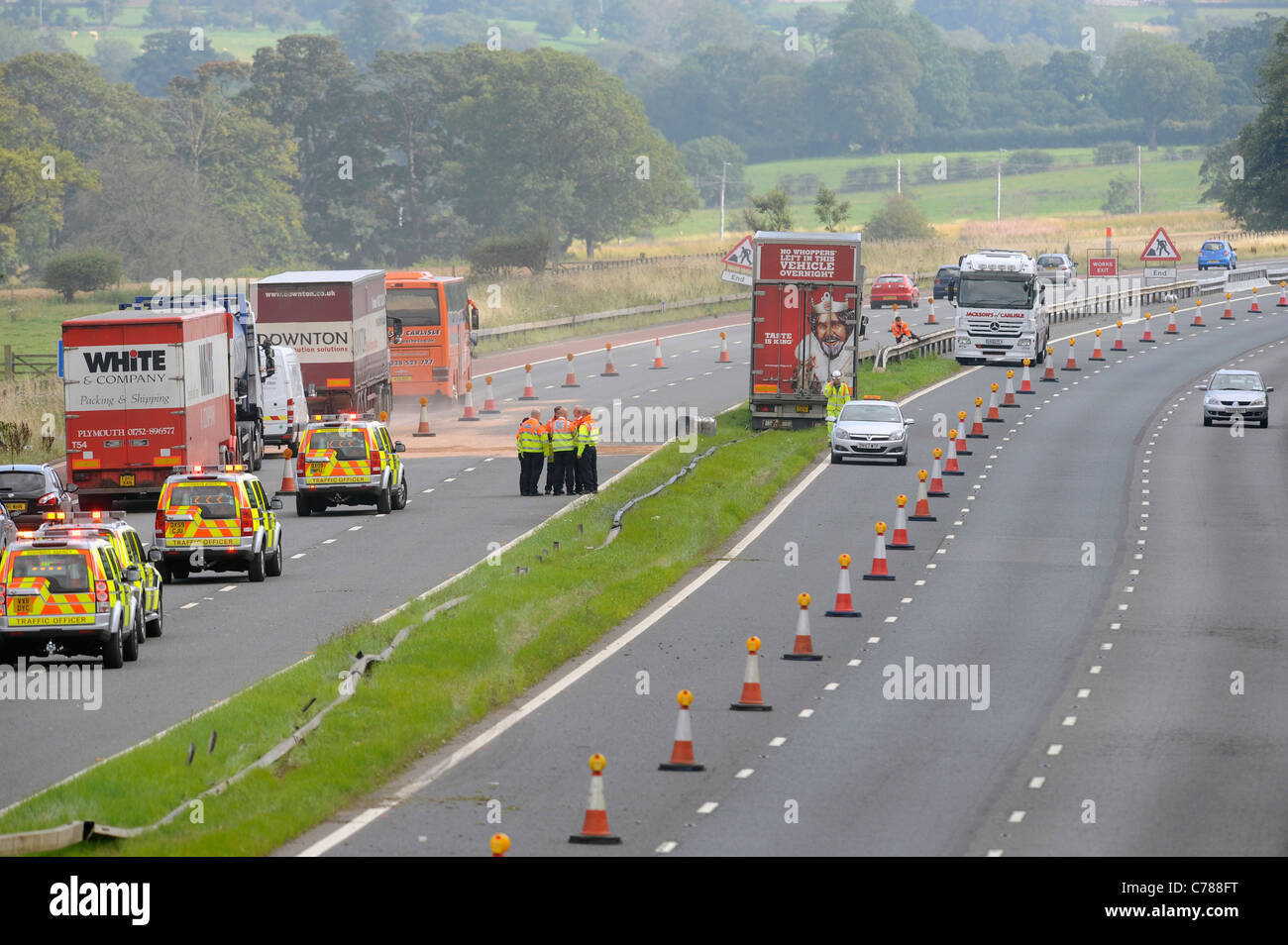 Landstraßen Agentur Traffic Officer besuchen einen Verkehrsunfall auf dem Autobahnnetz Stockfoto