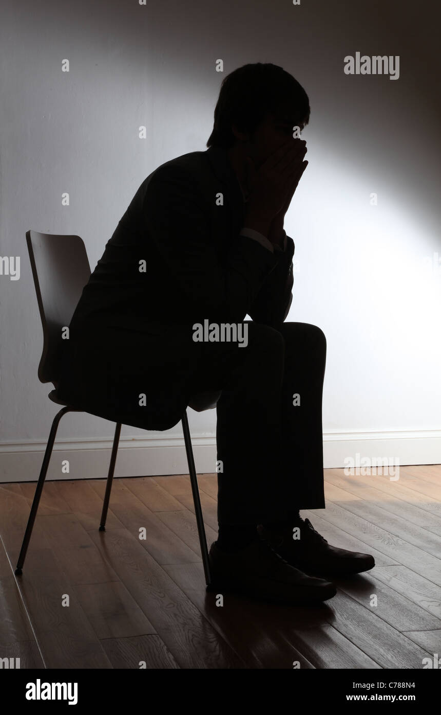 Silhouette von einem Mann sitzen denken. Stockfoto