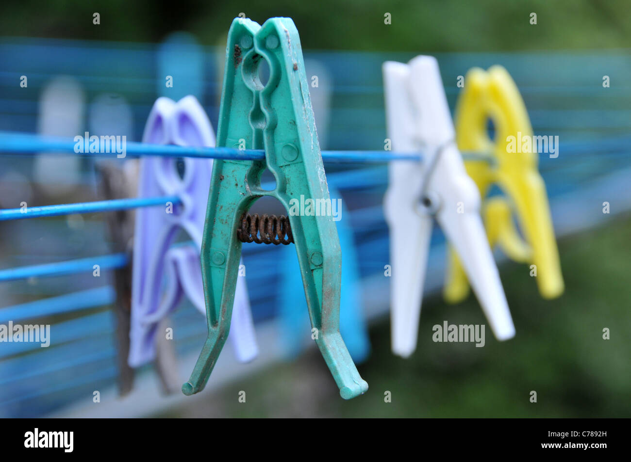 Wäscheklammern, Wäscheleine aus Kunststoff Farben Fokus Stockfoto