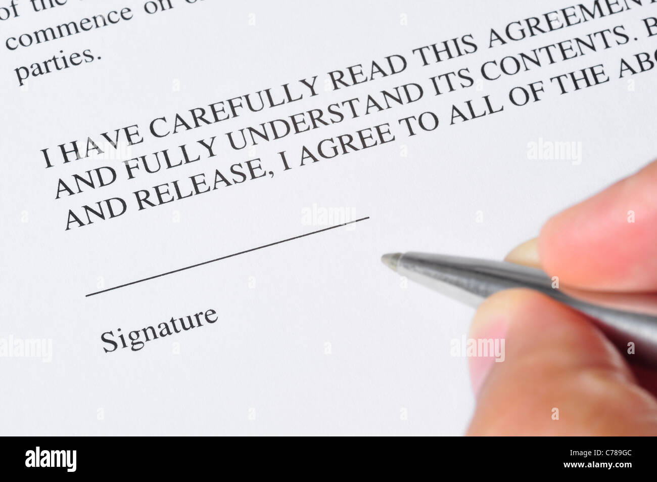 Eine Hand, einen Stift, ist bereit, ein Dokument zu unterschreiben Stockfoto
