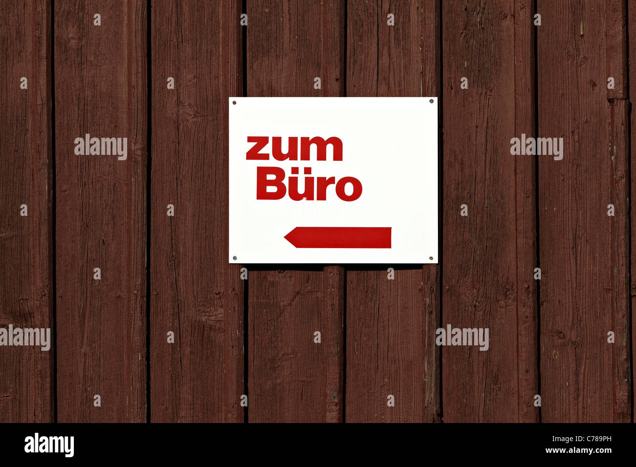 Deutsch-Buro oder Büro Schild an einer Holzwand Stockfoto