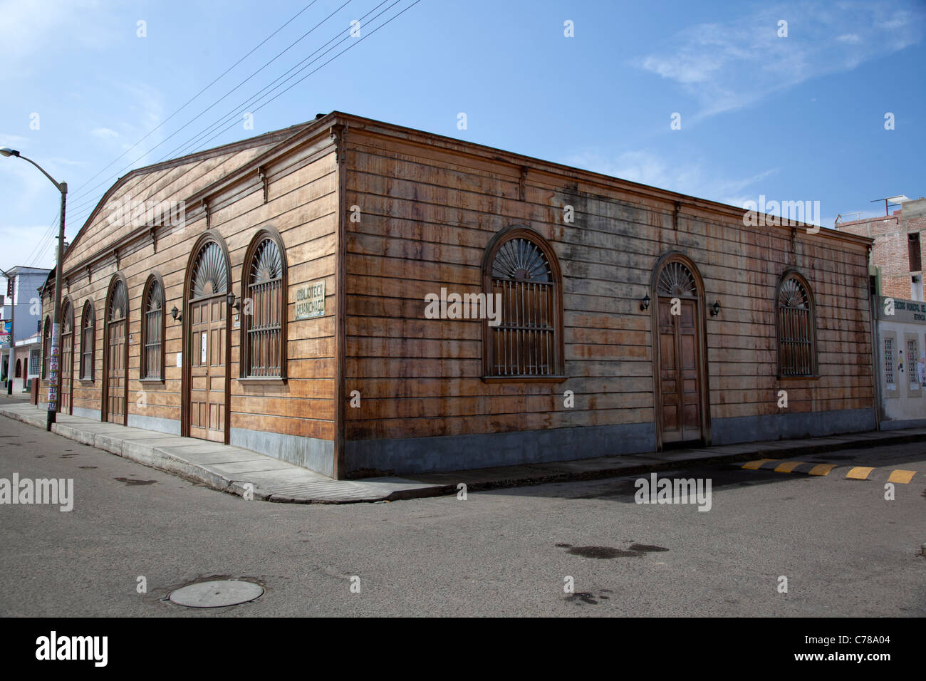 Ein historisches Gebäude in Huanchaco, einem berühmten Fischerdorf und Hafen in der Nähe von Trujillo im Norden Perus. Stockfoto