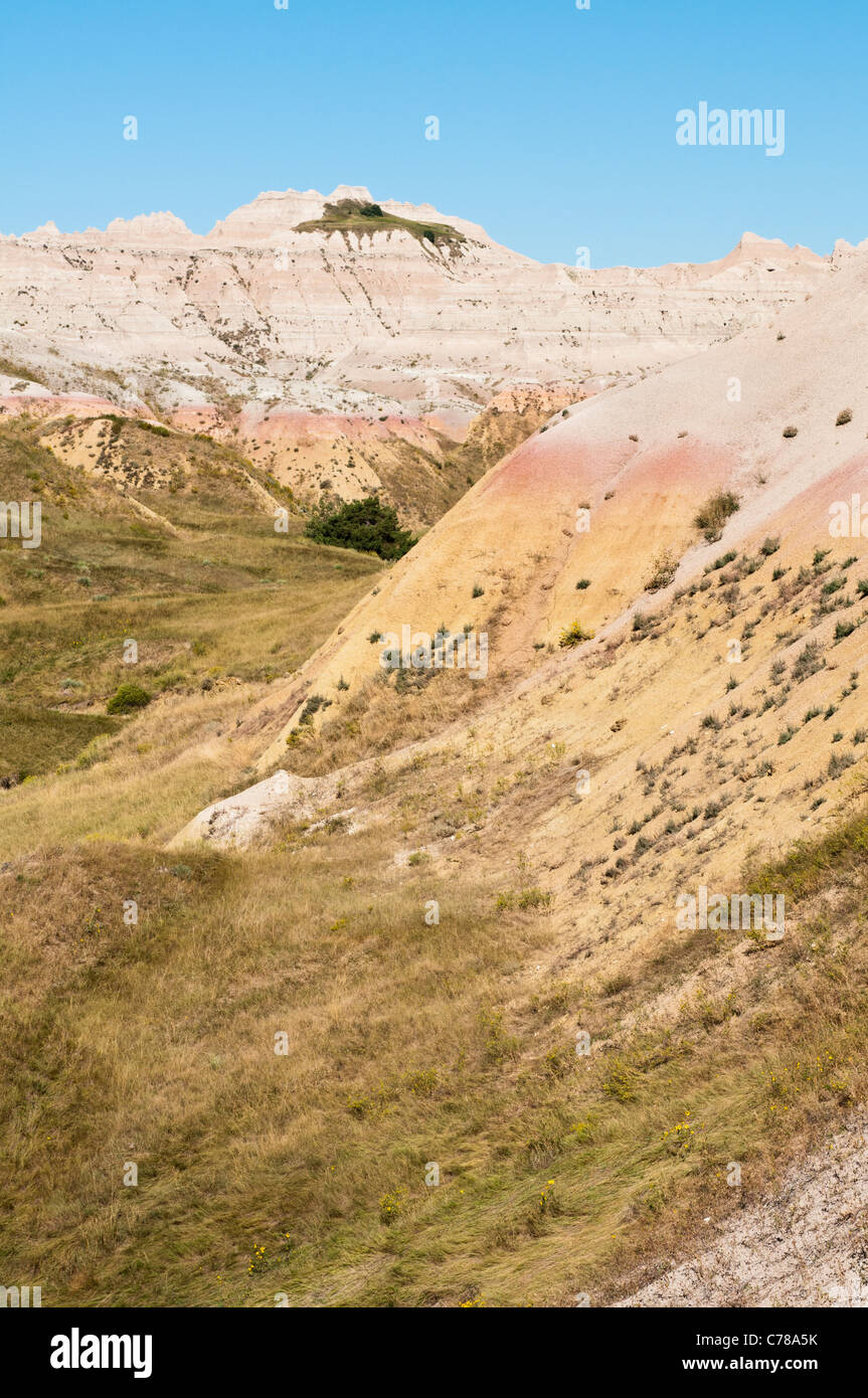 Farbige Hügel sind durch Erosion im gelben Hügel Bereich von Badlands Nationalpark in South Dakota ausgesetzt. Stockfoto