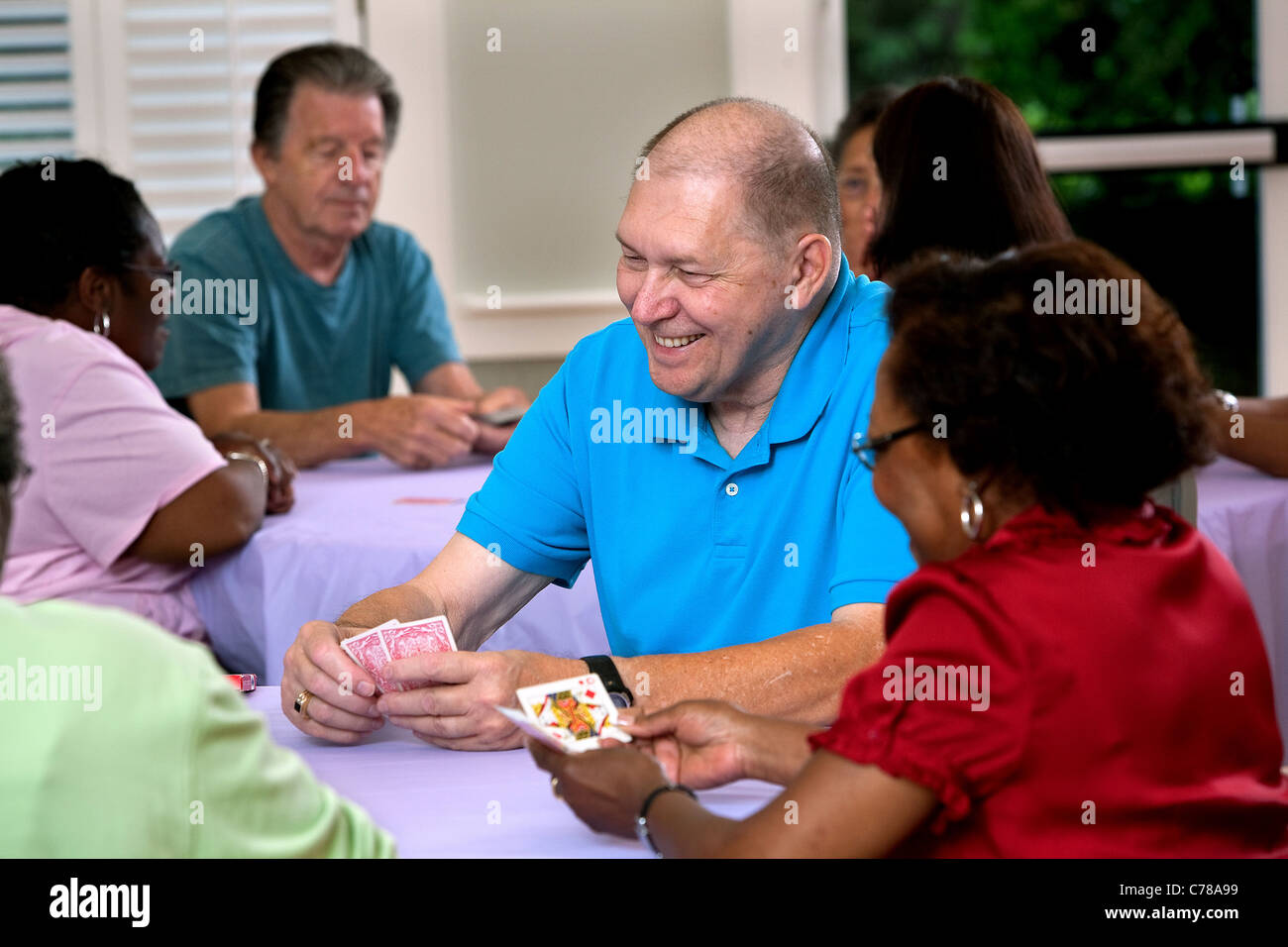Senioren spielen Karten in einem Seniorenzentrum. Stockfoto
