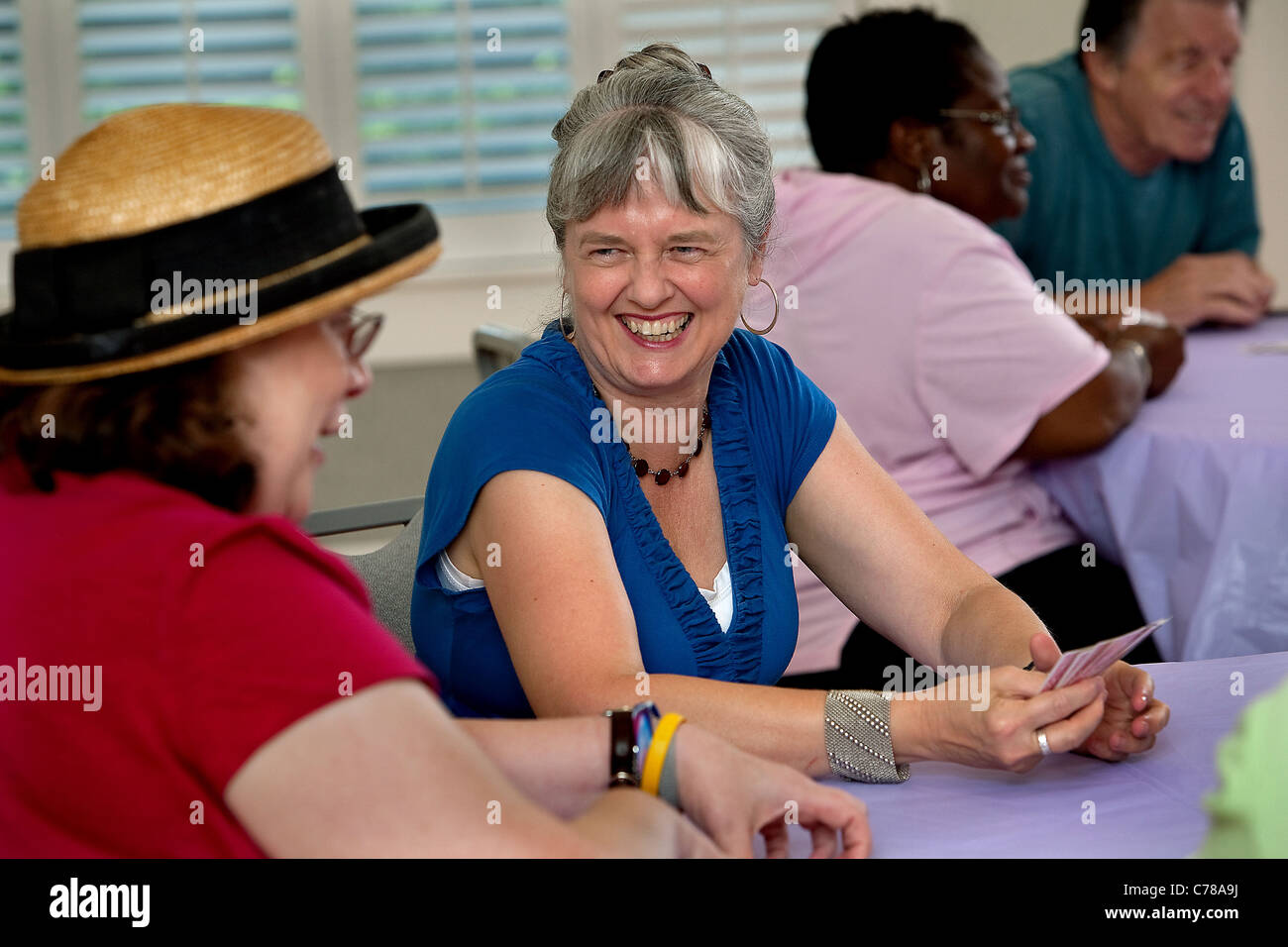 Senioren spielen Karten in einem Seniorenzentrum. Stockfoto