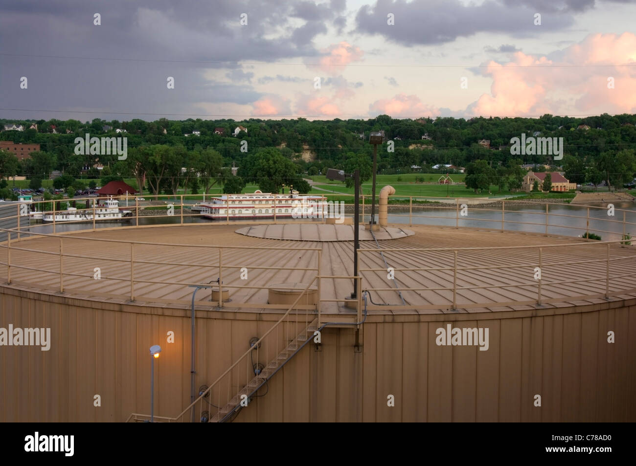 Gekühltes Wasser Lagertank von District Energy System in Saint Paul Minnesota entlang dem Fluß misssissippi Stockfoto
