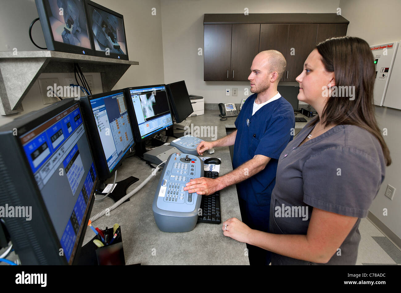 Techniker, Radiologie-Behandlung bei Krebs-Zentrum laufen. Stockfoto