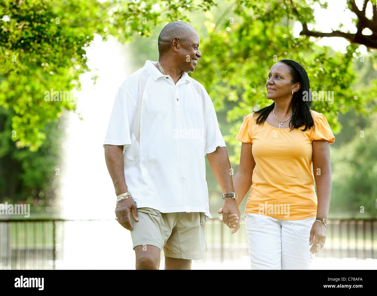 Ein afrikanisch-amerikanischen Ehepaar Vergnügen sich in einem Park in Charleston, SC. Stockfoto