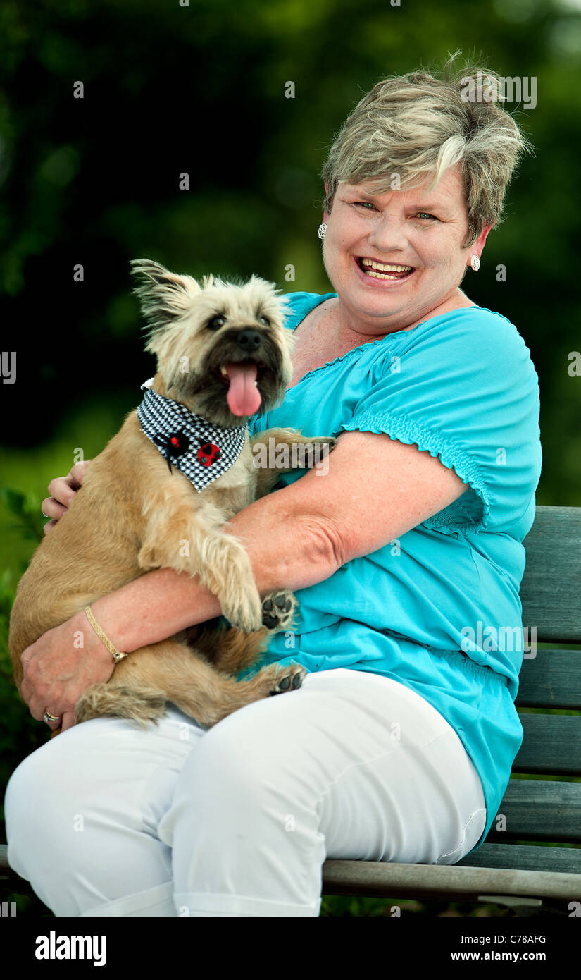 Eine Dame genießt ihr Hund in den Park. Stockfoto