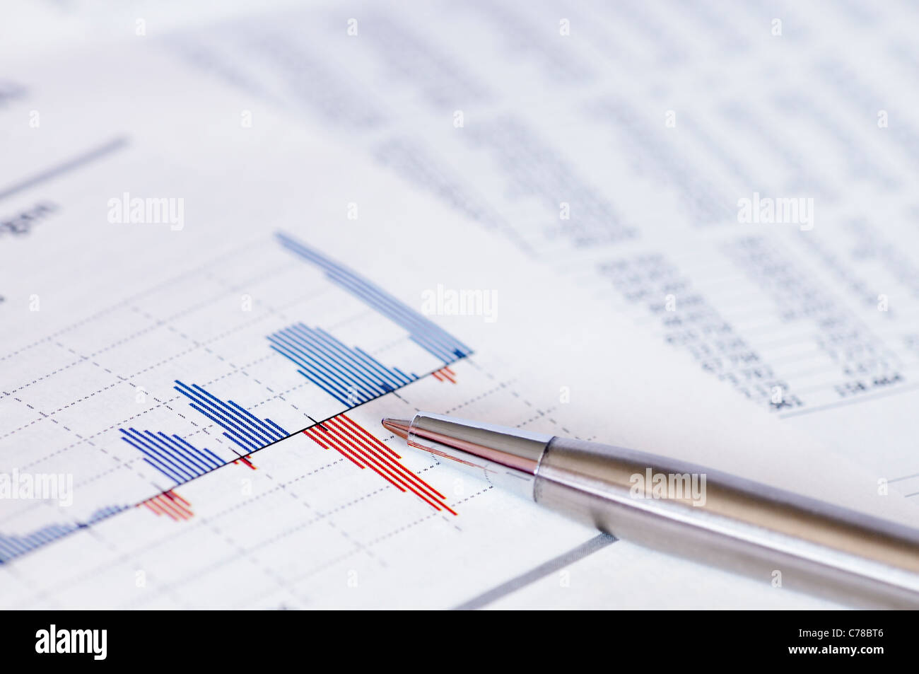 Business-Konzept - Finanzplanung mit Aktien-Chart und Stift. Stockfoto