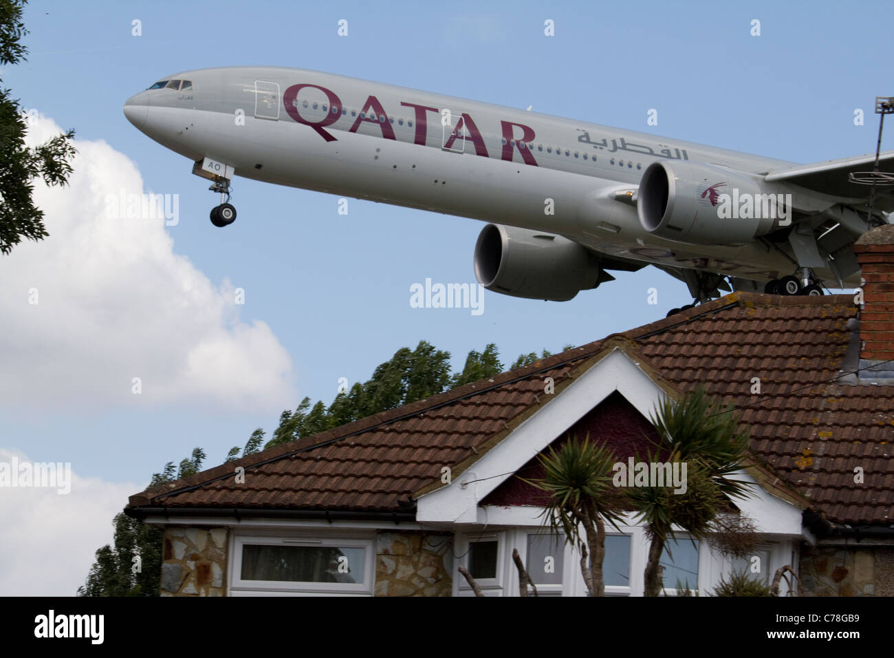 Katar-Verkehrsflugzeug niedrig fliegende Flugzeuge Heathrow Flughafen Ansatz Stockfoto
