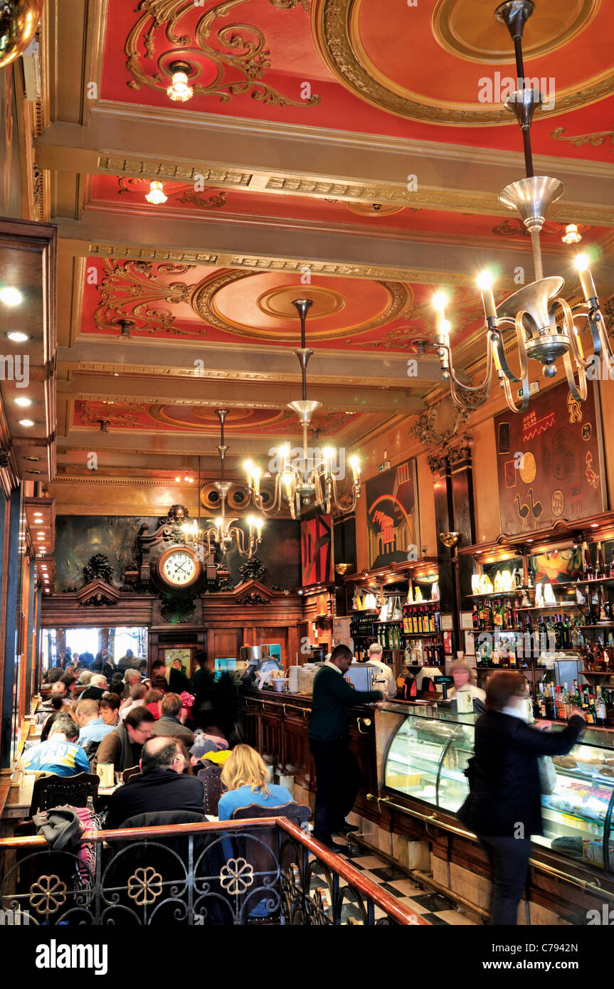 Portugal, Lissabon: Innere des legendären Literate´s Kaffee Haus Brasileira in der historischen Mitte Chiado Stockfoto