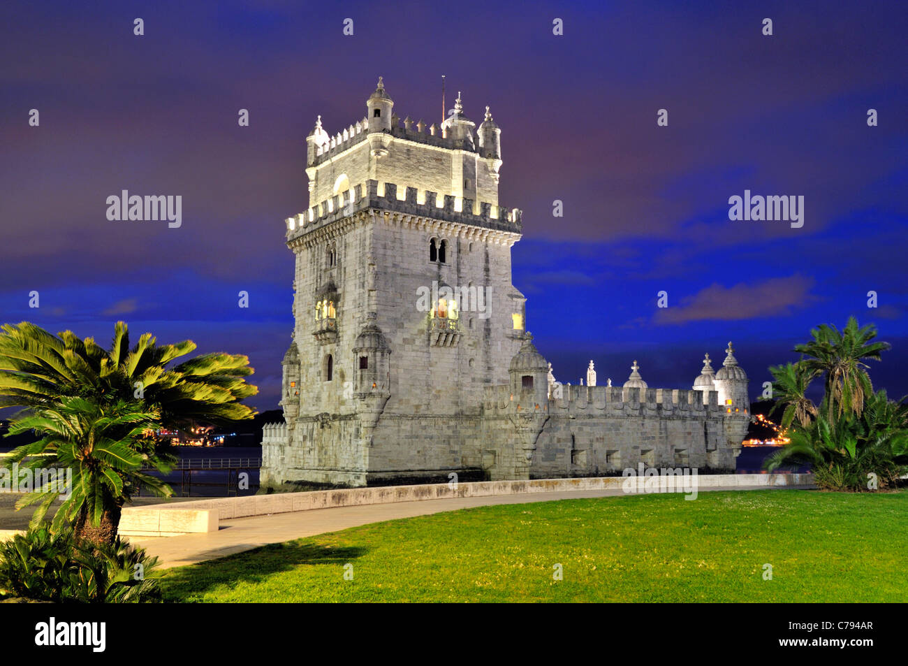 Portugal, Lissabon: Turm von Belém bei Nacht Stockfoto