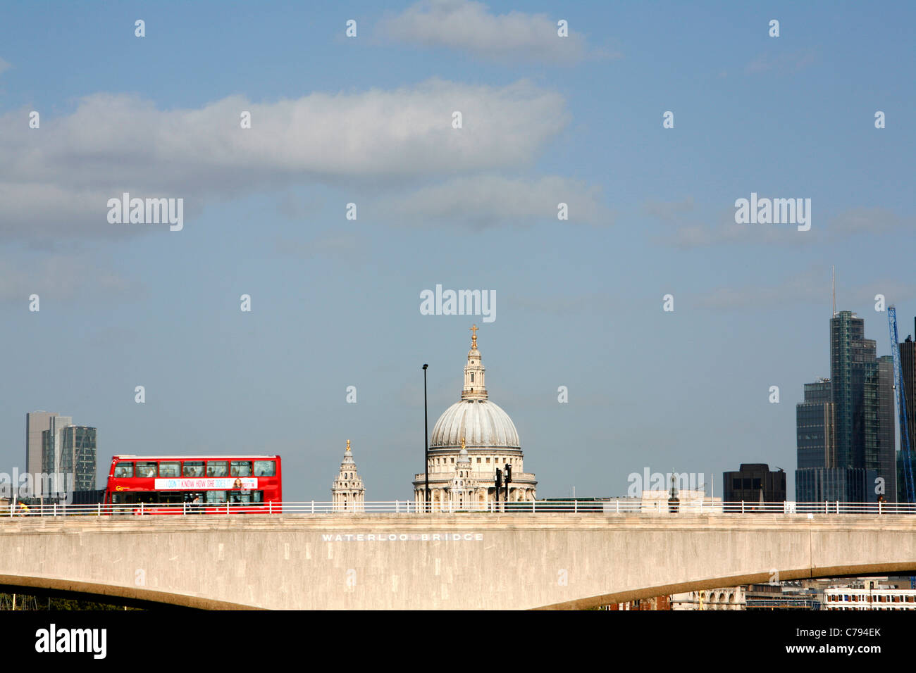 Bus über Waterloo Brücke vor St. Pauls Cathedral, London, UK Stockfoto
