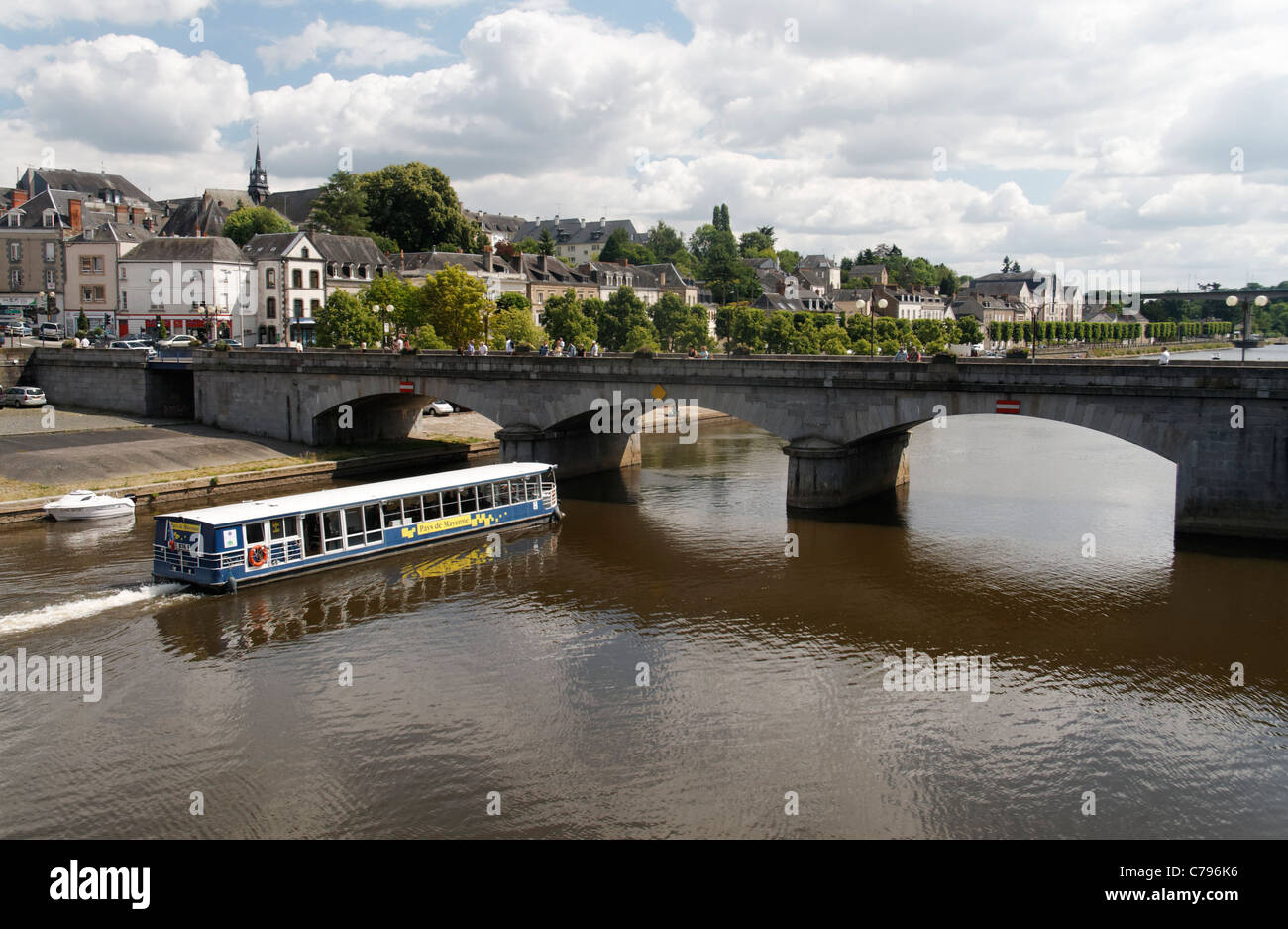 Eine Bootsfahrt für Touristen auf dem Fluss Mayenne (Mayenne, Pays De La Loire, Frankreich). Stockfoto