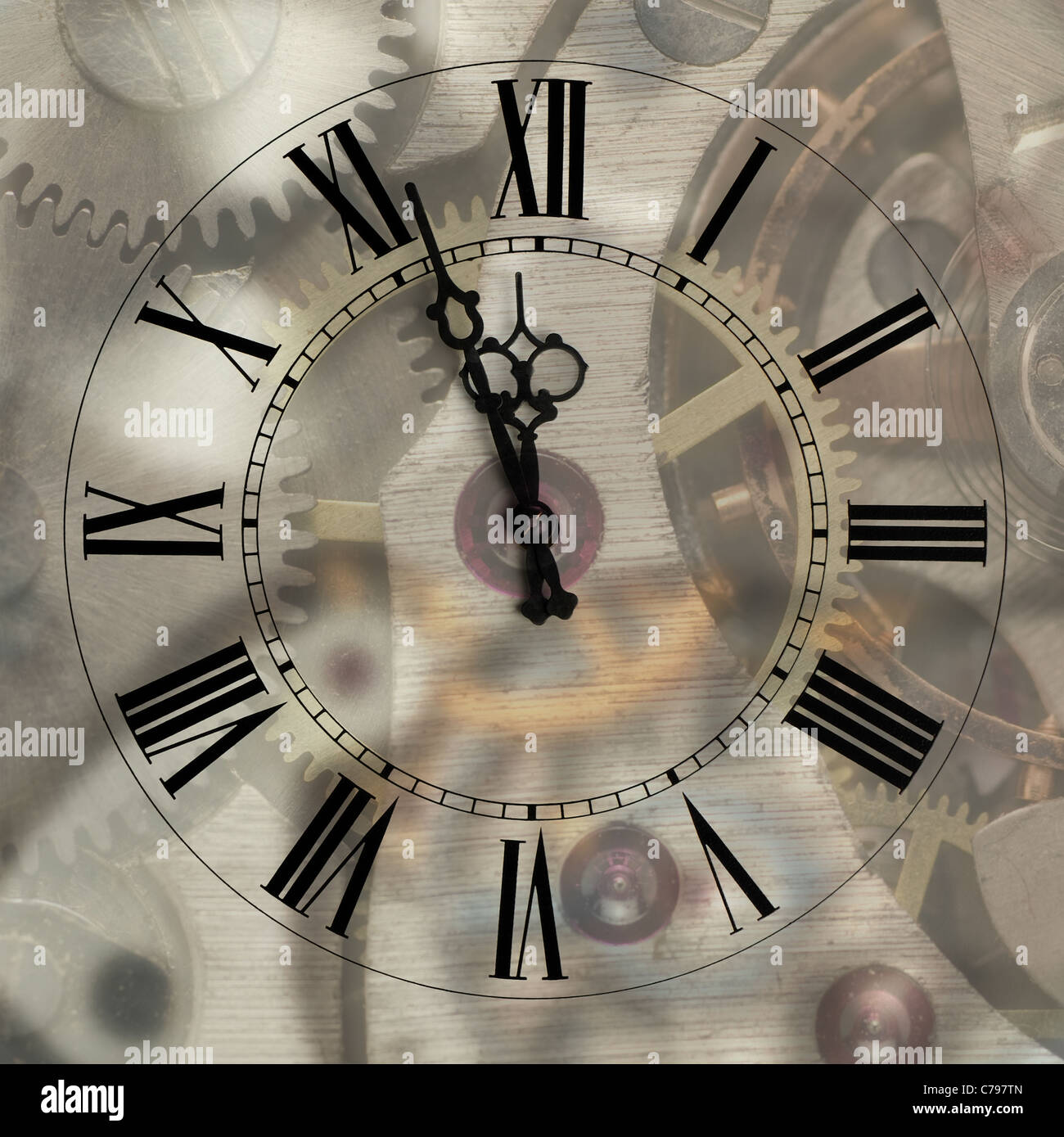 Alte Stunden mit figürlichen Pfeile auf Mechanismus Weichzeichnen Hintergrund. Pfeile und die römischen Zahlen Stockfoto