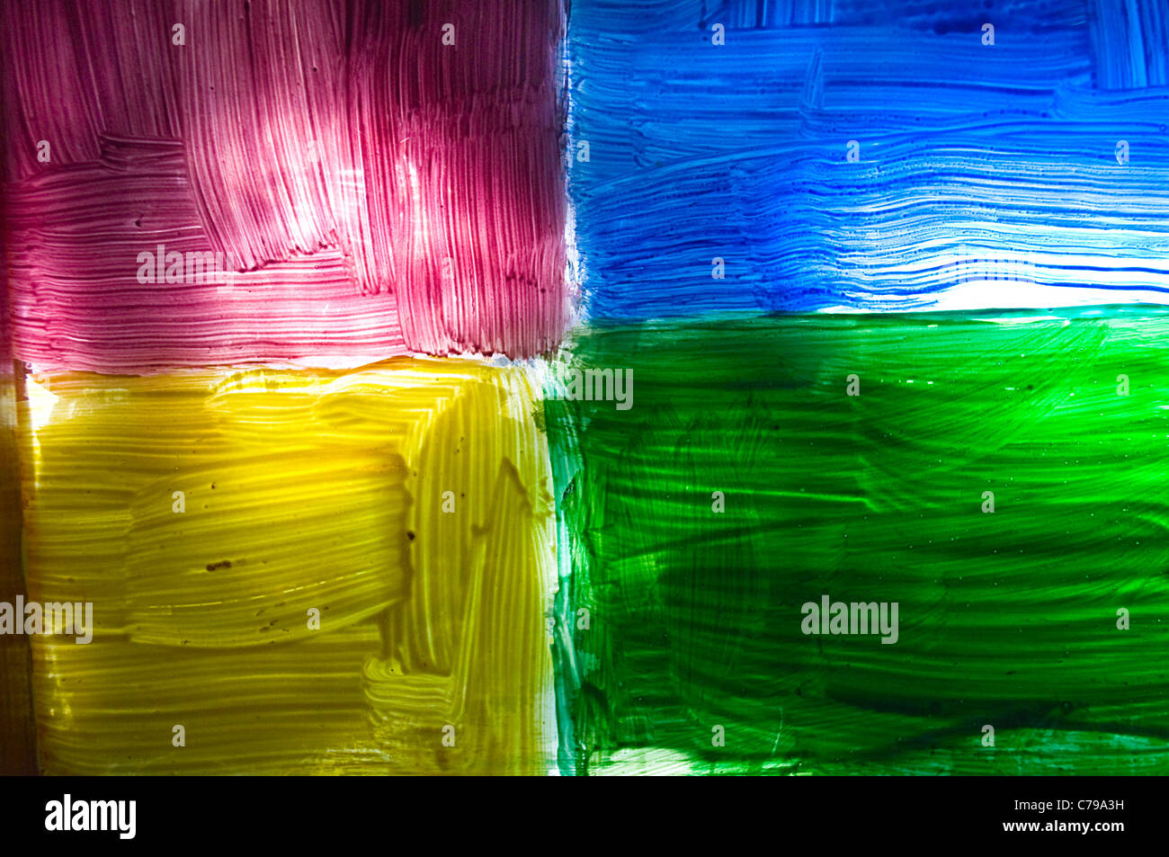 bunte Abstraktion auf Glas, beleuchtet von Sonnenstrahl Stockfoto