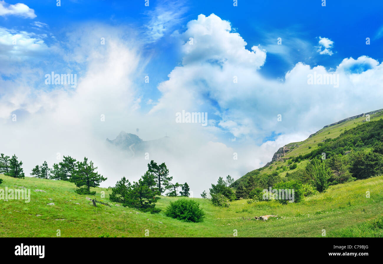 lebhaften touristischen mit einem Plakat auf einer Landstraße Stockfoto