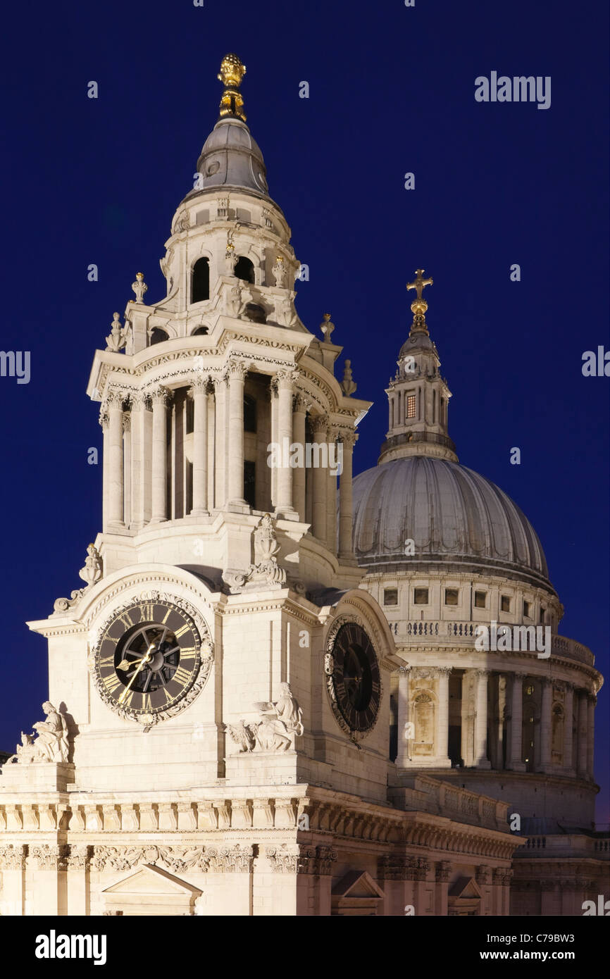 St. Pauls Cathedral in der Nacht; London; England Stockfoto