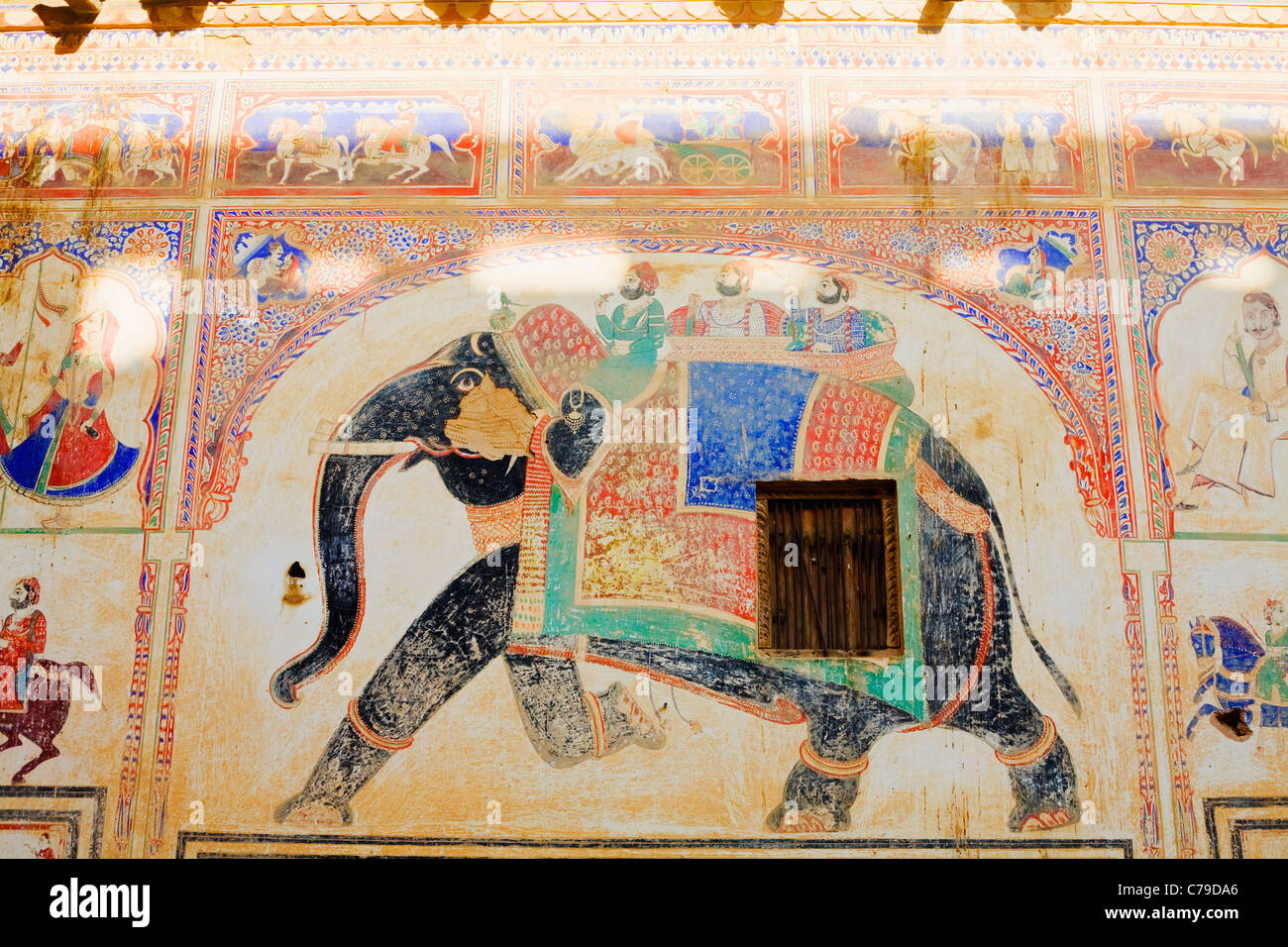 Antike Wandmalerei eines Elefanten auf einem Haveli in Mandawa, Rajasthan, Indien Stockfoto