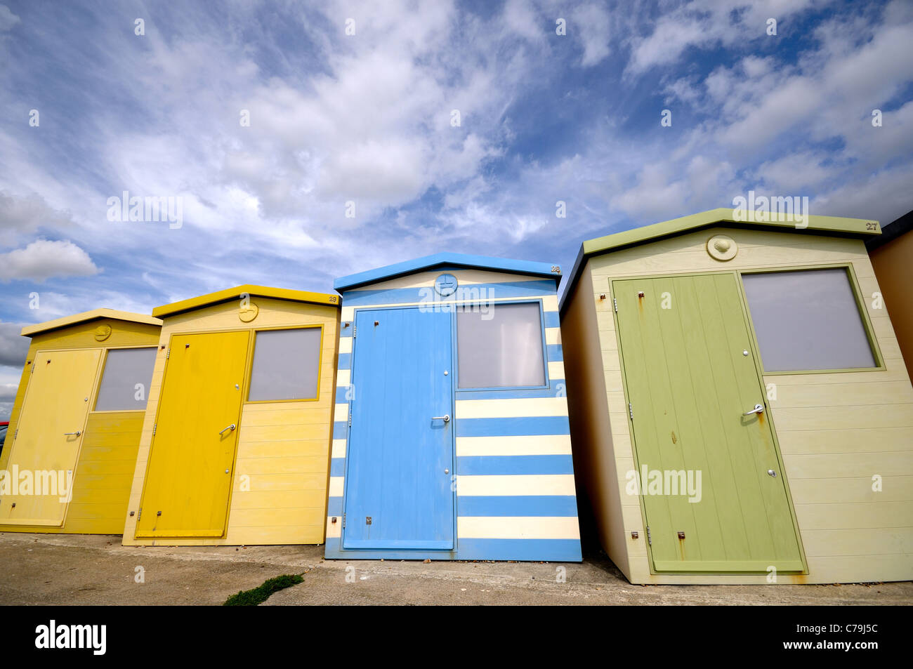 Farbenfrohe Strandhütten an einen britischen Küste Stockfoto