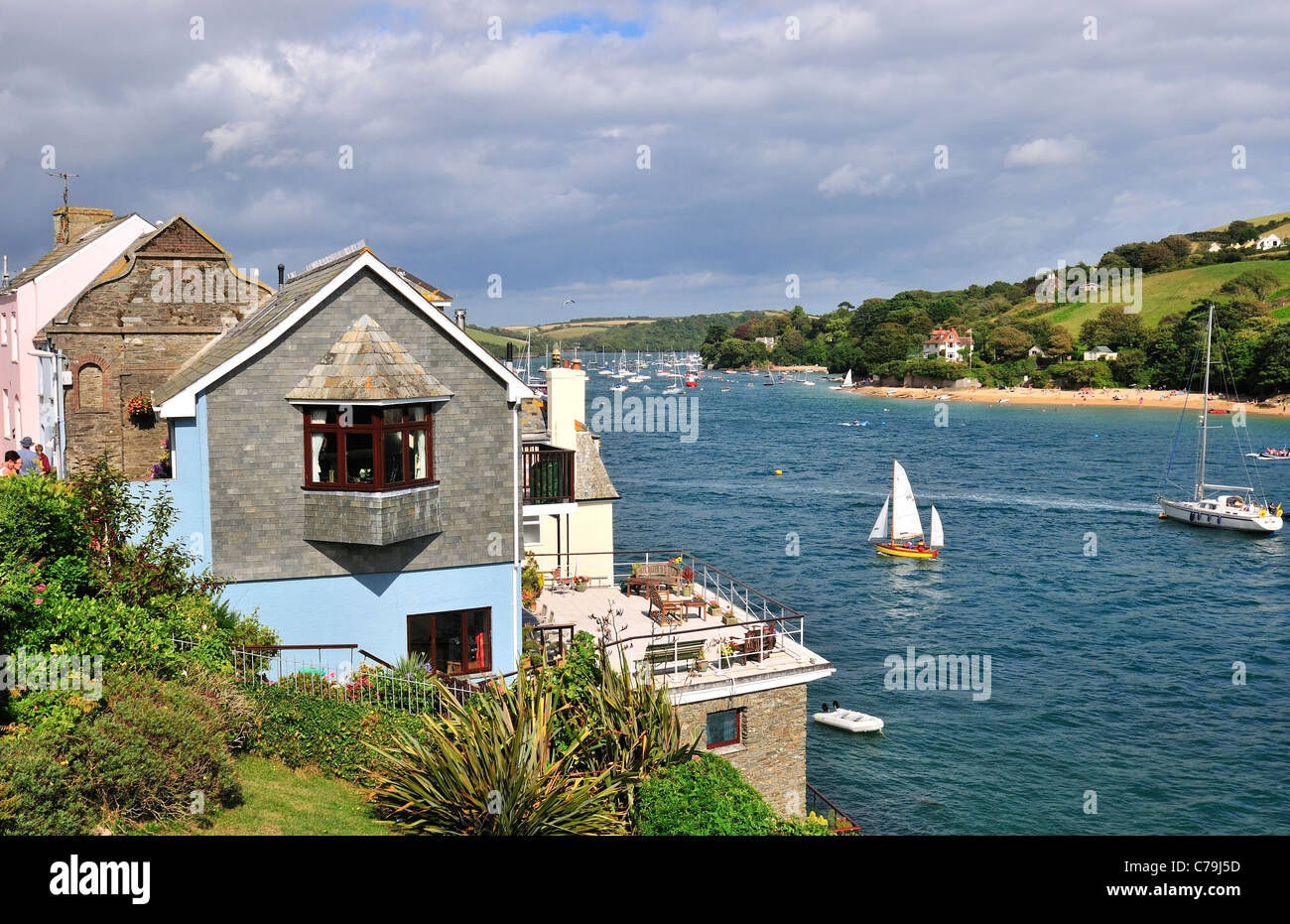 Szene aus Salcombe Devon Blick in Richtung Osten Portlemouth Strand mit einer Salcombe Yawl von Segeln. Stockfoto