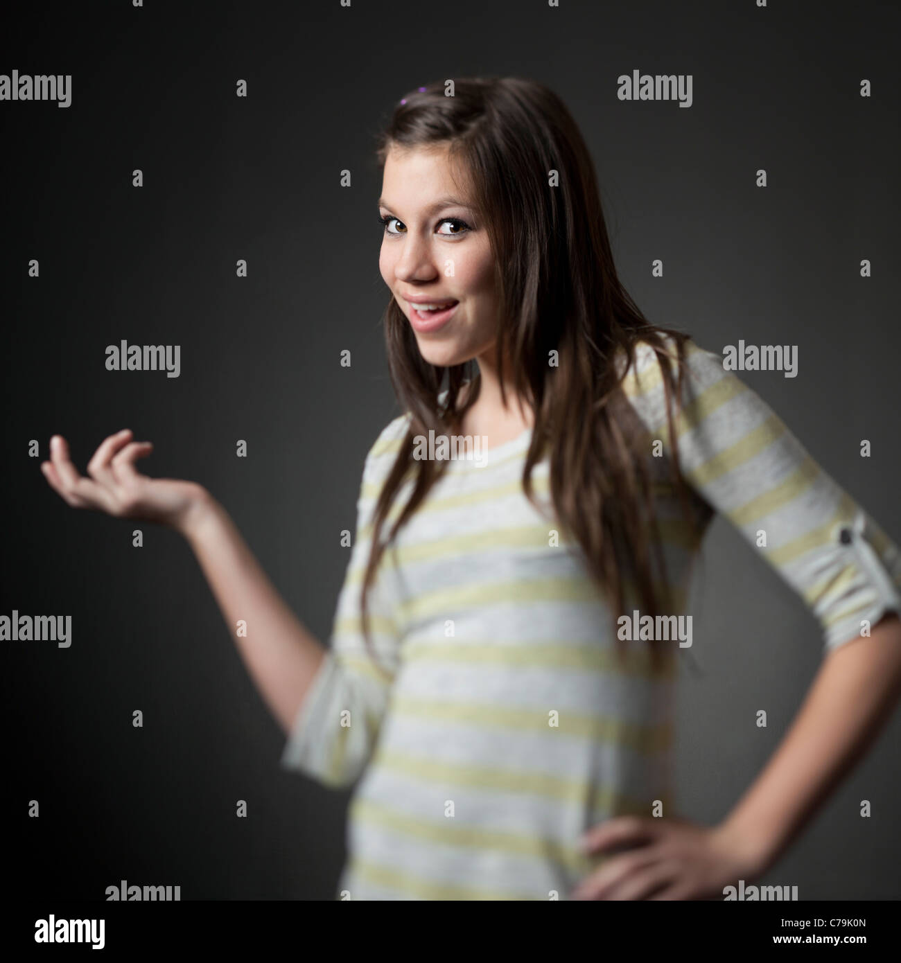 Studioportrait von Teenager-Mädchen (14-15) mit der Hand auf der Hüfte Stockfoto