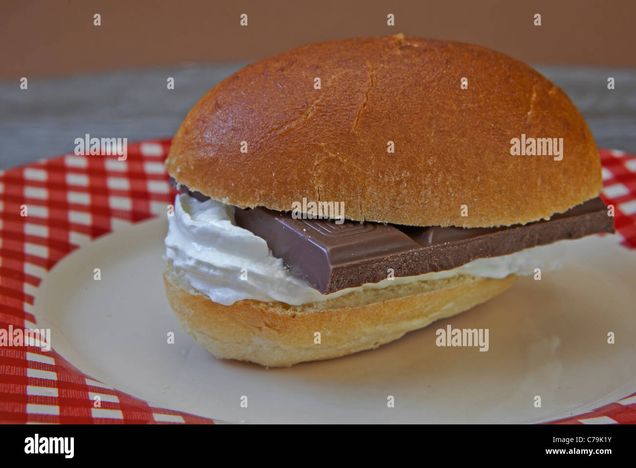 typische Schweizer Snack (nachmittagsSnack) Schokolade auf ein
