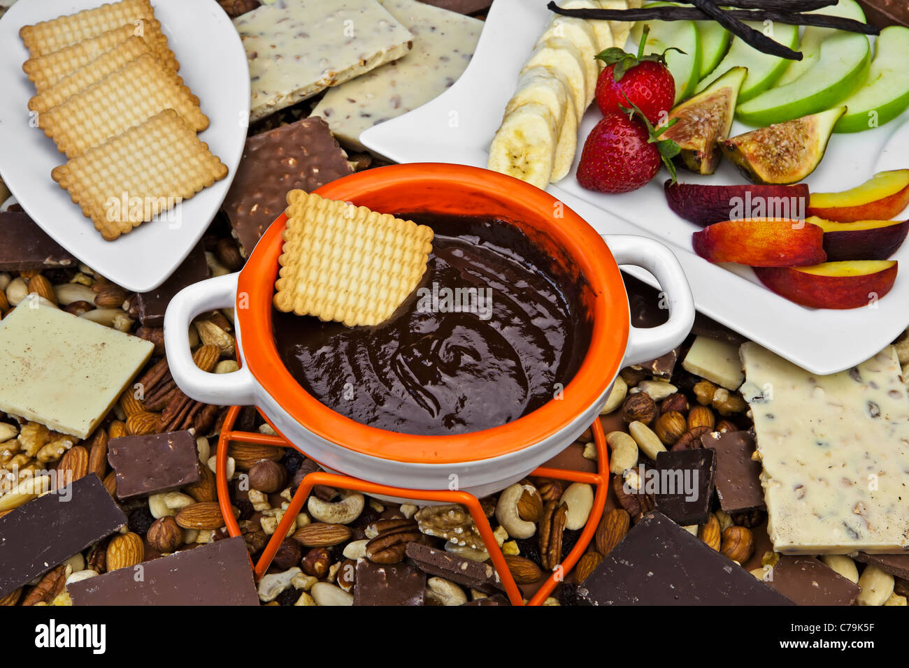 Schokoladenfondue mit Obst und Gebäck Stockfoto